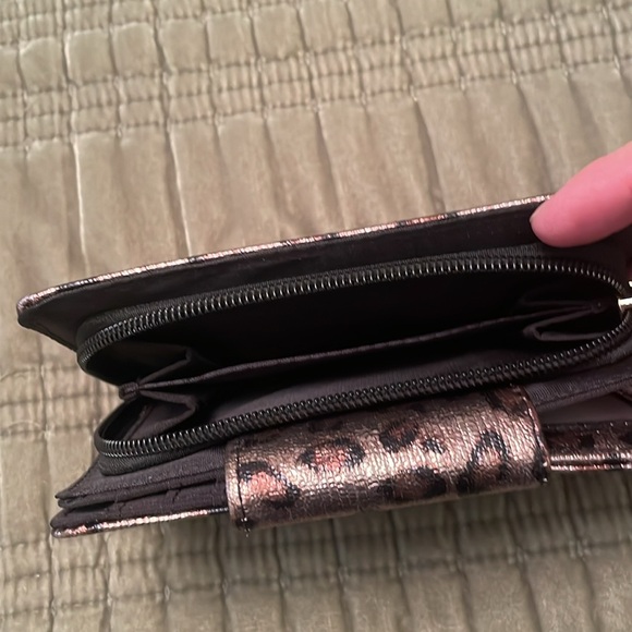 NWT TAHARI Metallic Leopard Animal Print Tab Indexer Wallet Identity Protect - Picture 5 of 13